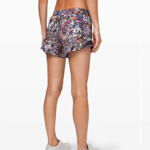 EUC Lululemon hotty hot 4” short vitalize multi black 4 lined - Picture 6 of 9
